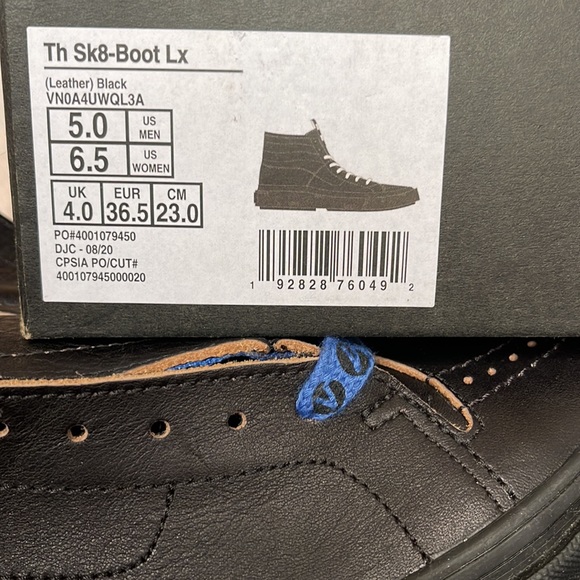 Vans WMNS Th Sk8-Boot Lx
(Leather) Black
VN0A4UWQL3A
Sneakers G - Picture 16 of 16